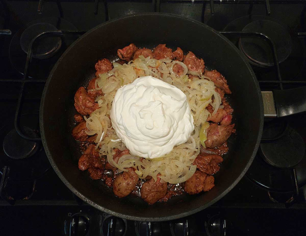 Куриная печень с луком в сметане