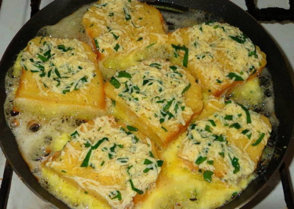 Гренки с яйцом и молоком на сковороде