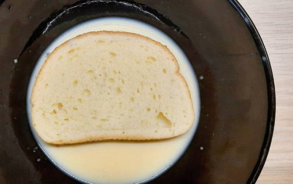 Гренки с яйцом и молоком на сковороде Гренки с яйцом и молоком на сковороде