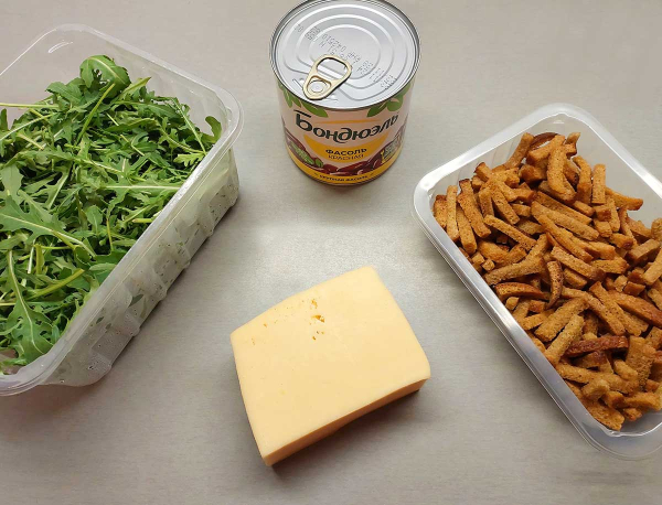 Салат из фасоли с сыром и сухариками