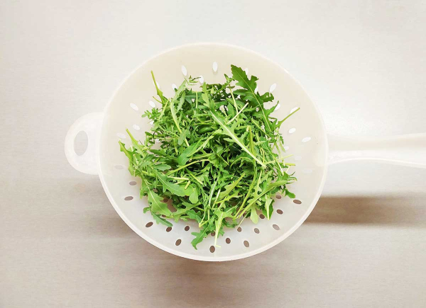 Салат из фасоли с сыром и сухариками