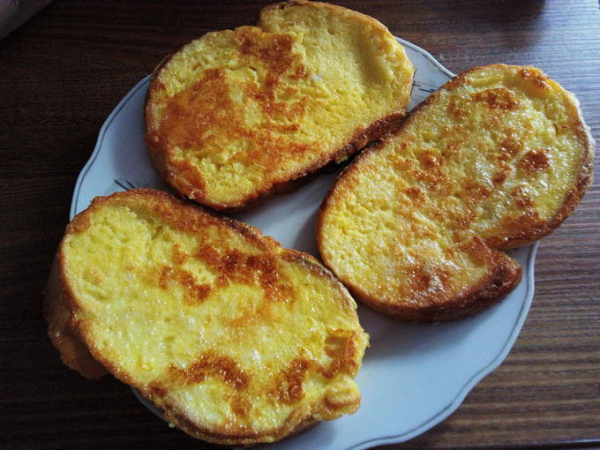 Гренки с яйцом и молоком на сковороде Гренки с яйцом и молоком на сковороде