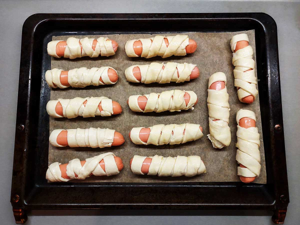 Сосиски в тесте «Мумии» на Хэллоуин Сосиски в тесте «Мумии» на Хэллоуин