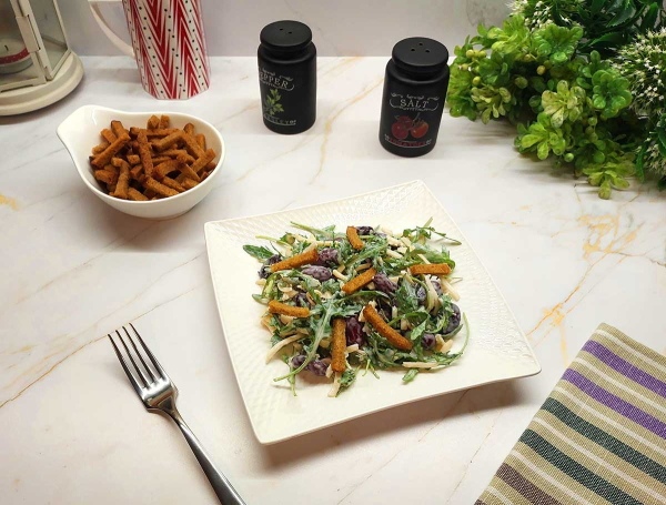 Салат из фасоли с сыром и сухариками