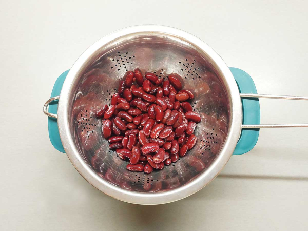 Салат из фасоли с сыром и сухариками