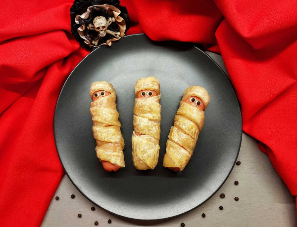 Сосиски в тесте «Мумии» на Хэллоуин Сосиски в тесте «Мумии» на Хэллоуин