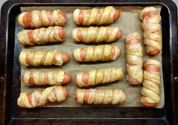 Сосиски в тесте «Мумии» на Хэллоуин Сосиски в тесте «Мумии» на Хэллоуин