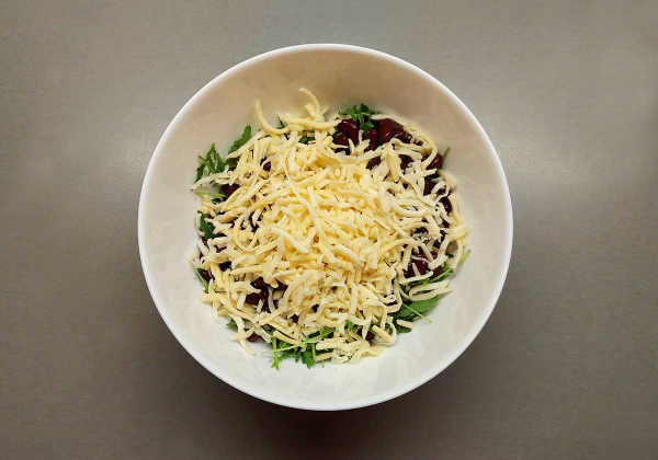 Салат из фасоли с сыром и сухариками