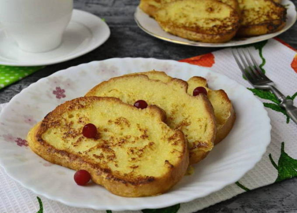 Гренки с яйцом и молоком на сковороде Гренки с яйцом и молоком на сковороде