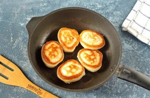 Пышные бездрожжевые оладьи на кефире Пышные бездрожжевые оладьи на кефире