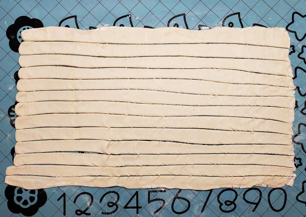 Сосиски в тесте «Мумии» на Хэллоуин Сосиски в тесте «Мумии» на Хэллоуин