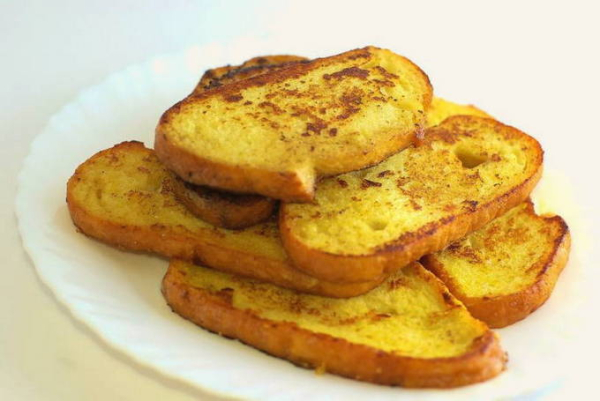 Гренки с яйцом и молоком на сковороде Гренки с яйцом и молоком на сковороде