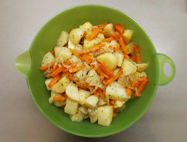 Картошка с морковью в духовке