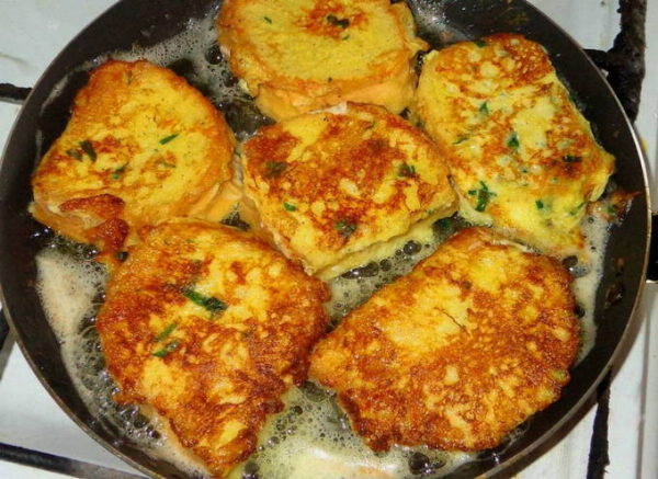 Гренки с яйцом и молоком на сковороде Гренки с яйцом и молоком на сковороде