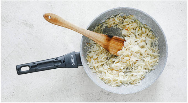 Жареная свинина с луком на сковороде Жареная свинина с луком на сковороде