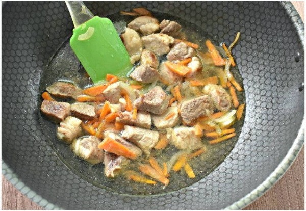 Жареная свинина с луком на сковороде Жареная свинина с луком на сковороде