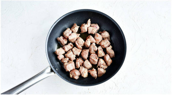 Жареная свинина с луком на сковороде Жареная свинина с луком на сковороде