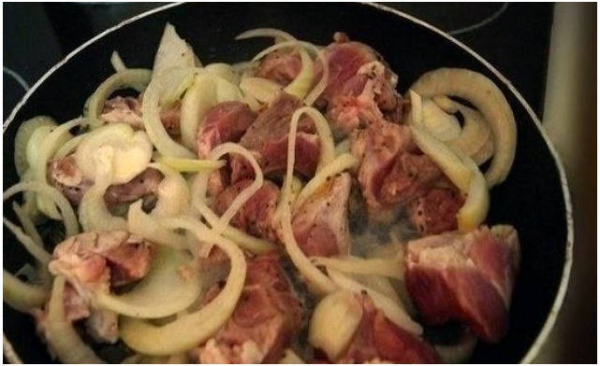 Жареная свинина с луком на сковороде Жареная свинина с луком на сковороде