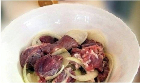 Жареная свинина с луком на сковороде Жареная свинина с луком на сковороде