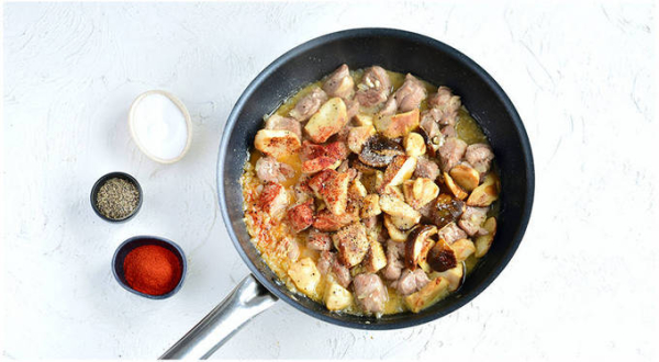 Жареная свинина с луком на сковороде Жареная свинина с луком на сковороде