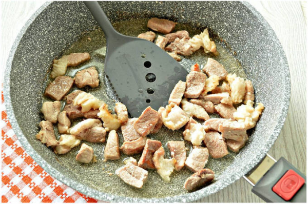 Жареная свинина с луком на сковороде Жареная свинина с луком на сковороде