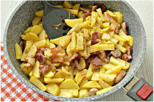 Жареная свинина с луком на сковороде Жареная свинина с луком на сковороде