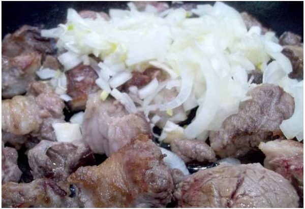 Жареная свинина с луком на сковороде Жареная свинина с луком на сковороде