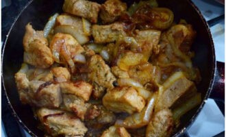 Жареная свинина с луком на сковороде Жареная свинина с луком на сковороде