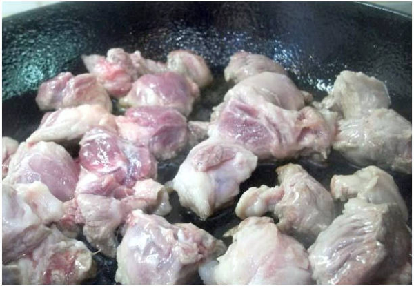 Жареная свинина с луком на сковороде Жареная свинина с луком на сковороде