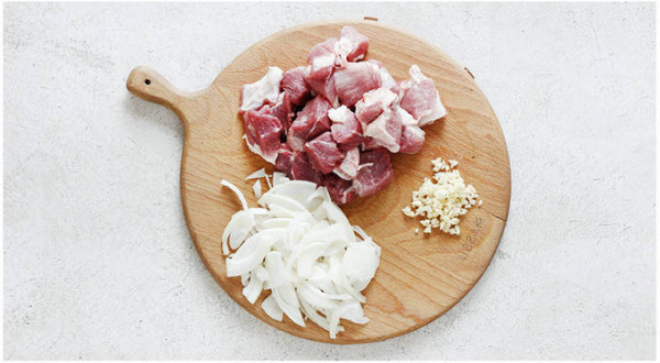 Жареная свинина с луком на сковороде Жареная свинина с луком на сковороде