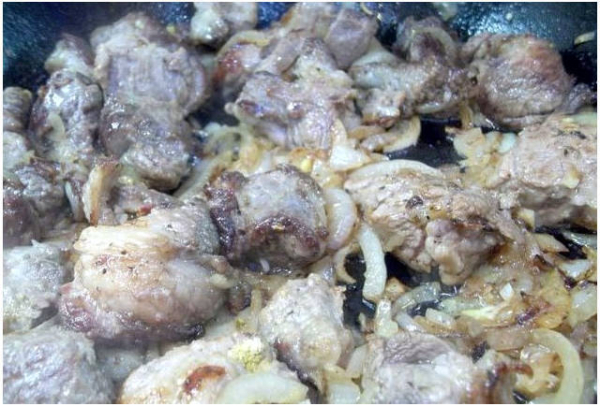 Жареная свинина с луком на сковороде Жареная свинина с луком на сковороде