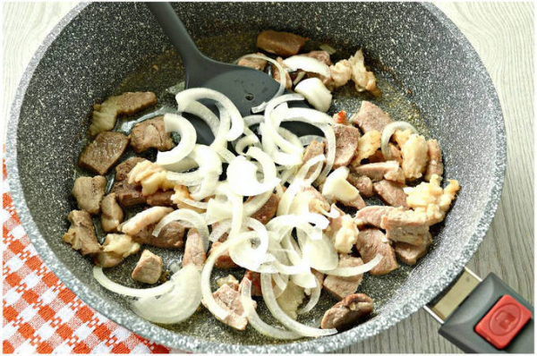 Жареная свинина с луком на сковороде Жареная свинина с луком на сковороде