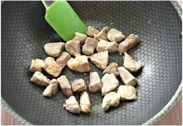 Жареная свинина с луком на сковороде Жареная свинина с луком на сковороде