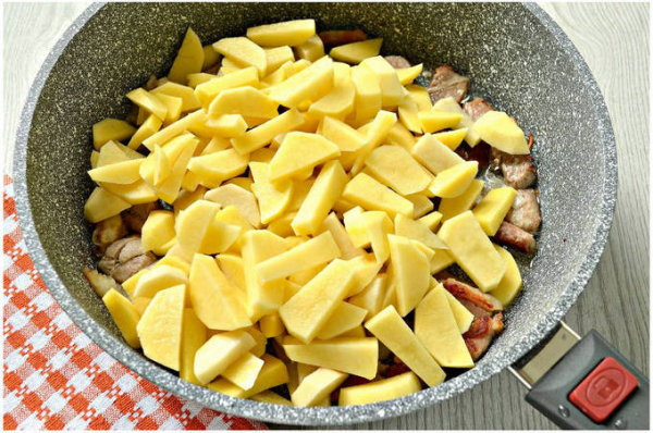 Жареная свинина с луком на сковороде Жареная свинина с луком на сковороде