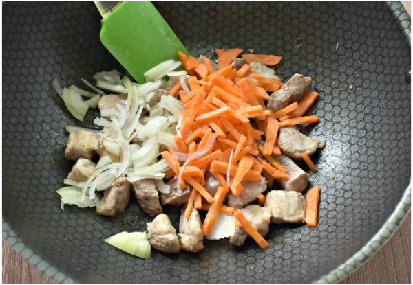 Жареная свинина с луком на сковороде Жареная свинина с луком на сковороде