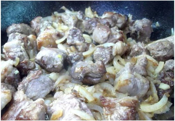 Жареная свинина с луком на сковороде Жареная свинина с луком на сковороде