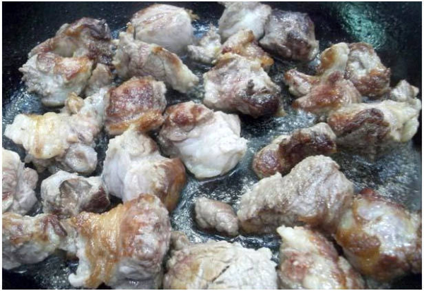 Жареная свинина с луком на сковороде Жареная свинина с луком на сковороде