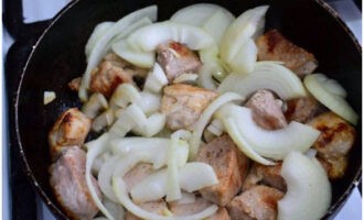 Жареная свинина с луком на сковороде Жареная свинина с луком на сковороде